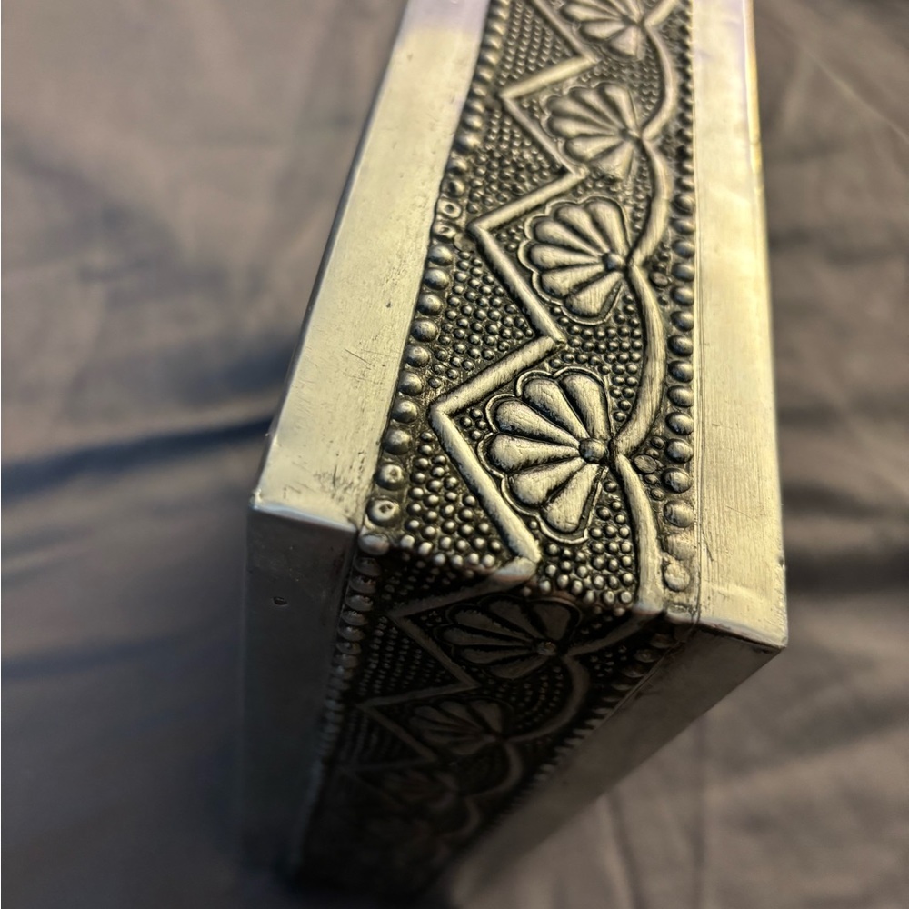 Pressed Embossed Tin or Aluminum metal jewelry box - Picture 8 of 9